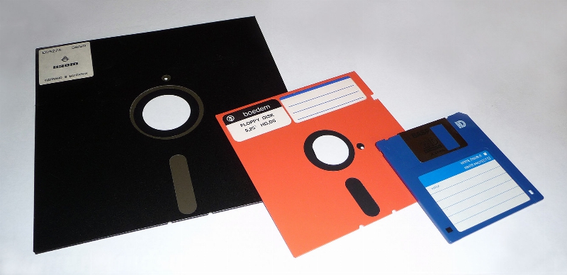 1920px-Floppy_disk_2009_G1.jpg